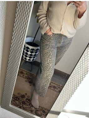 Gilli Beige Leopard Cropped Jeans NWOT
